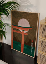 Cuadro japonés con torii y luna llena sobre cielo estrellado, kudeko.com
