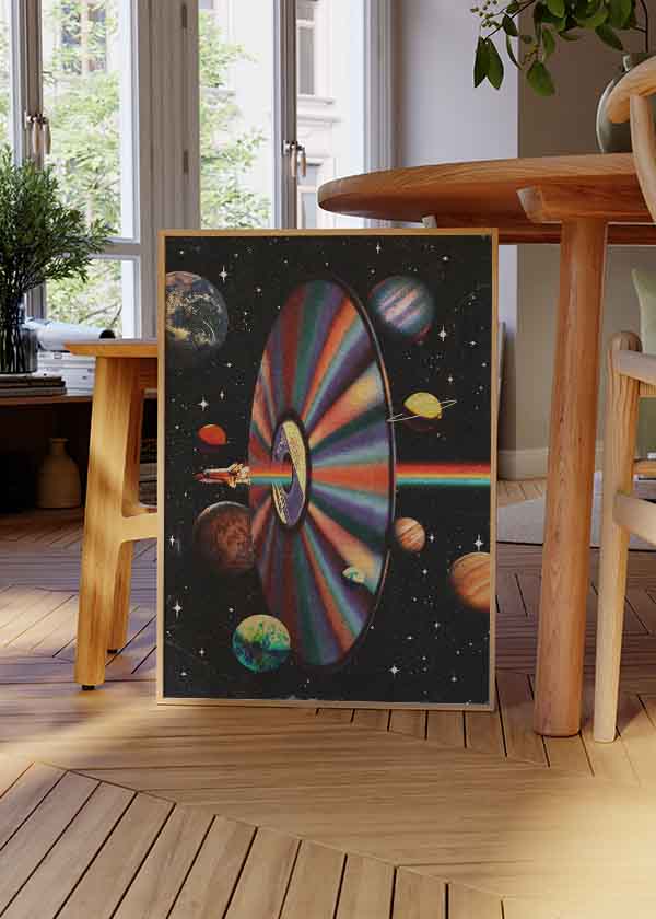 Cuadro surrealista con disco óptico en el espacio, nave espacial y planetas, disponible en kudeko.com.
