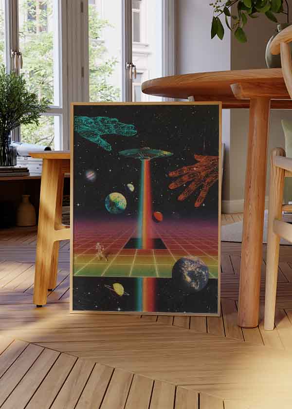 Cuadro futurista vaporwave con OVNI, manos geométricas y universo digital, disponible en kudeko.com.
