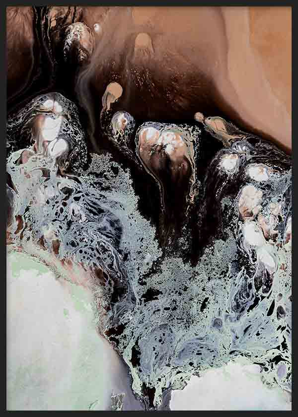 Cuadro con composición abstracta de formas fluidas orgánicas en negro, blanco, beige y grises suaves, de estilo abstracto. Disponible en kudeko.com