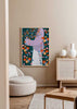 Cuadro ilustrado colorido con mujer sosteniendo ramo de flores silvestres en tonos rojos, azules y rosas, obra de Bea Muller, kudeko.com
