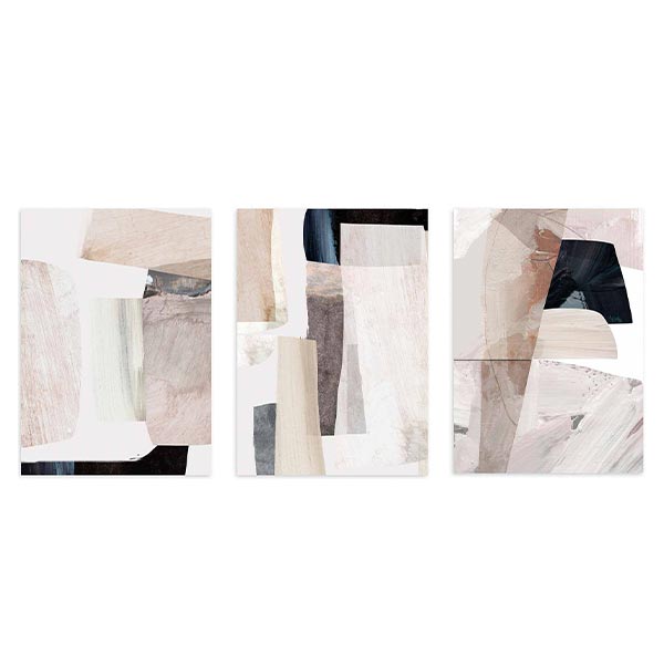 Conjunto de tres cuadros con formas abstractas superpuestas, texturas suaves en beige, arena, blanco roto, gris y negro, de estilo abstracto. Disponible en kudeko.com