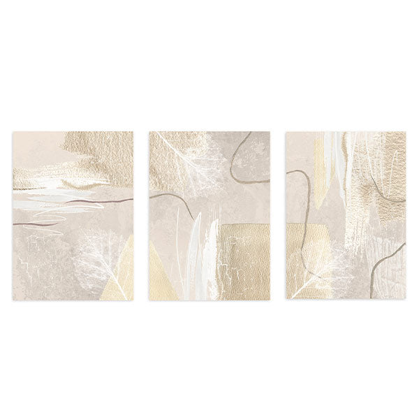 Set aus drei Wandbildern mit abstrakter Komposition in Elfenbein, Beige, Sand und Hellgrau, organischen Linien, sanften Texturen und klarem zeitgenössischem Stil. Erhältlich auf kudeko.com