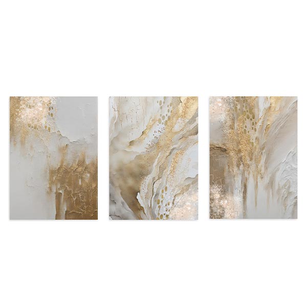 Conjunto de tres cuadros con composición abstracta de efecto mármol, vetas fluidas, texturas minerales y tonos dorado, beige, arena y blanco, de estilo abstracto. Disponible en kudeko.com