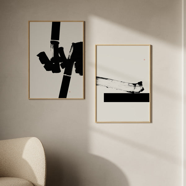 Conjunto de dos cuadros con composición abstracta en blanco y negro, trazos negros amplios, formas rectangulares y contraste marcado sobre fondo claro, de estilo abstracto. Disponible en kudeko.com