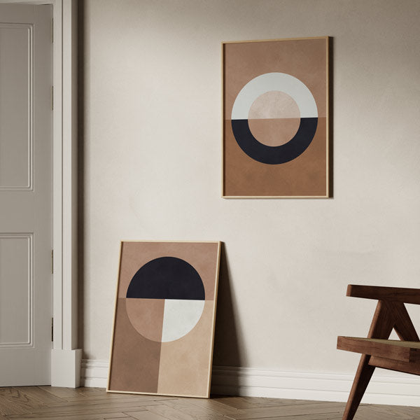 Set aus Wandbildern in Braun im minimalistischen Stil mit geometrischem Design, für eine schlichte und moderne Wanddekoration. Erhältlich auf kudeko.com