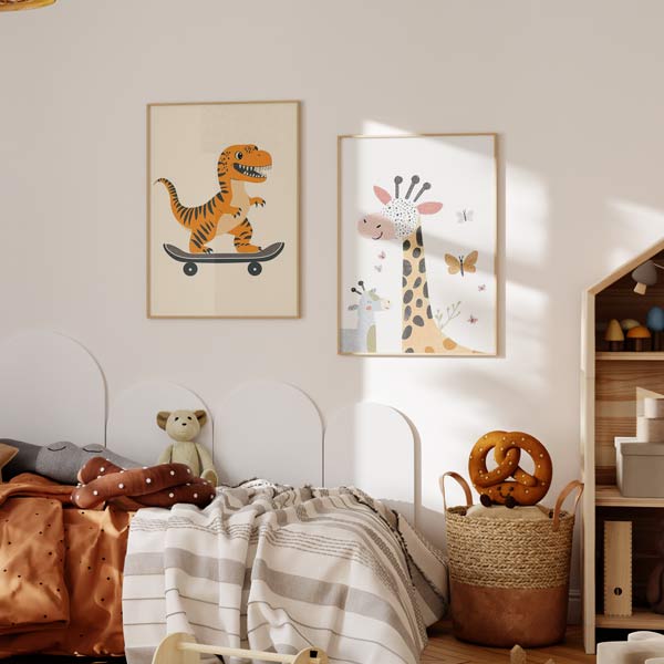 Cuadro infantil de jirafa y mariposas en diseño alegre. kudeko.com
