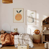 Cuadro infantil de naranja sonriente en tonos vibrantes. kudeko.com
