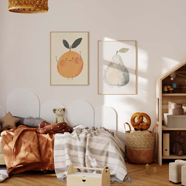 Cuadro infantil de naranja sonriente en tonos vibrantes. kudeko.com
