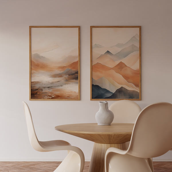 Conjunto de dos cuadros con montañas brumosas y paisaje etéreo en tonos bronce, arena, gris y negro, de estilo naturaleza y paisajes. Disponible en kudeko.com