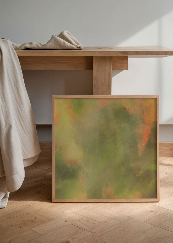 Quadratisches Wandbild mit abstrakter Komposition aus organischen Formen in Olivgrün, Beige, sanftem Senfgelb und gedämpftem Korall, im ausgewogenen zeitgenössischen Stil. Erhältlich auf kudeko.com