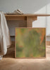 Quadratisches Wandbild mit abstrakter Komposition aus organischen Formen in Olivgrün, Beige, sanftem Senfgelb und gedämpftem Korall, im ausgewogenen zeitgenössischen Stil. Erhältlich auf kudeko.com