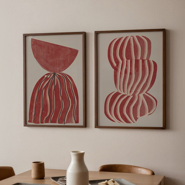 Cuadro geométrico con formas apiladas en tonos terracota y líneas blancas, kudeko.com
