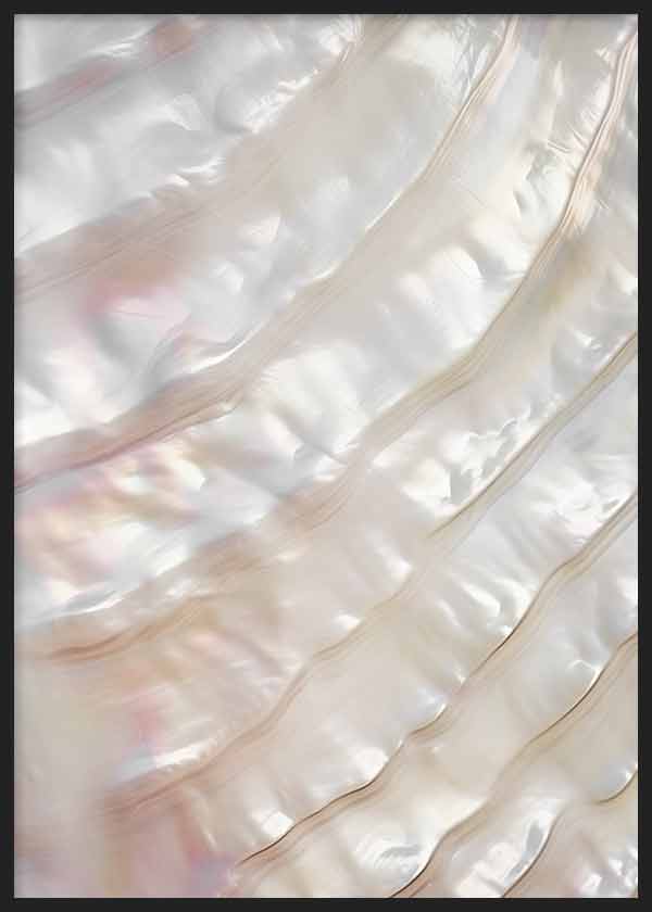 Cuadro de superficie nacarada con ondas suaves, brillo perlado, tonos blanco, crema, beige y reflejos rosados, de estilo abstracto. Disponible en kudeko.com