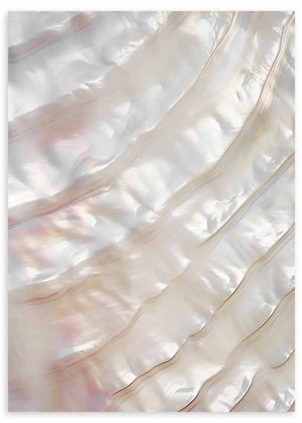 Cuadro de superficie nacarada con ondas suaves, brillo perlado, tonos blanco, crema, beige y reflejos rosados, de estilo abstracto. Disponible en kudeko.com
