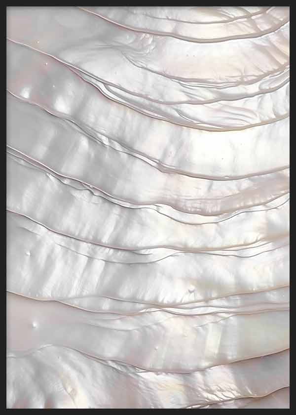Cuadro de capas onduladas nacaradas con reflejos perlados en blanco, gris suave y matices rosados, de estilo abstracto. Disponible en kudeko.com