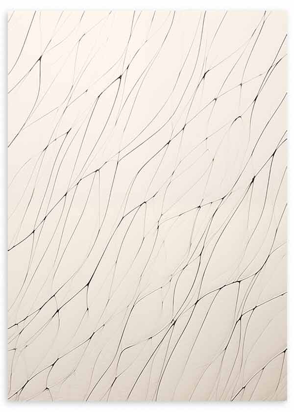 Tableau avec fines lignes noires organiques sur fond ivoire clair, composition abstraite légère, épurée et calme au style contemporain pour décoration murale. Disponible sur kudeko.com