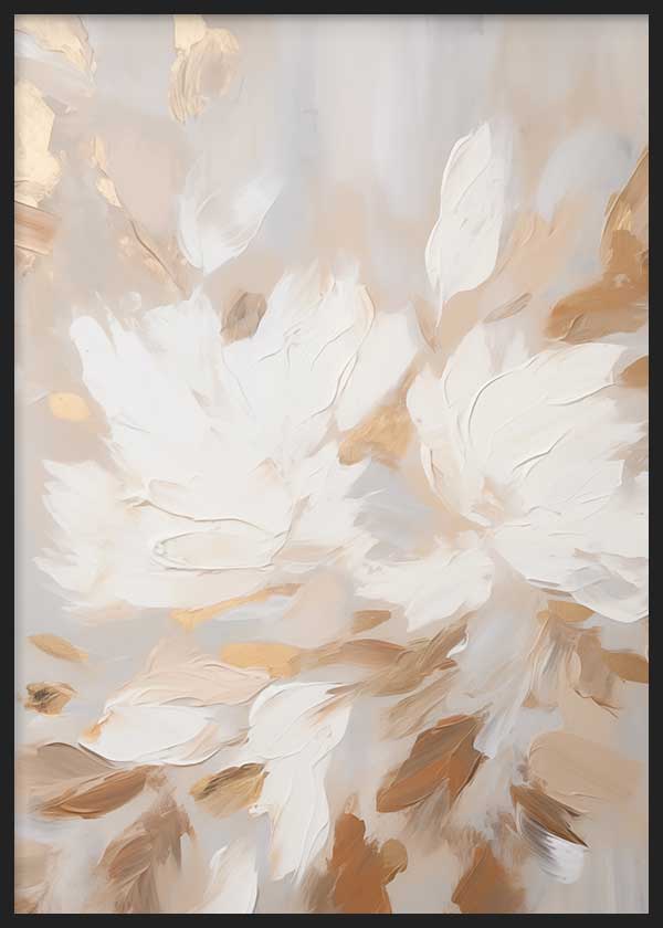 Quadro emoldurado com flores suaves em branco, bege, areia e caramelo sobre fundo difuso, com estilo floral delicado e contemporâneo. Disponível em kudeko.com