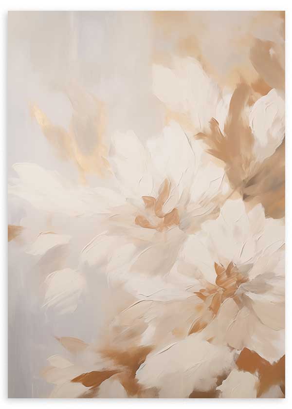 Quadro emoldurado de grandes flores em tons de creme, bege e caramelo claro, com composição suave, formas difusas e estilo floral etéreo e luminoso. Disponível em kudeko.com