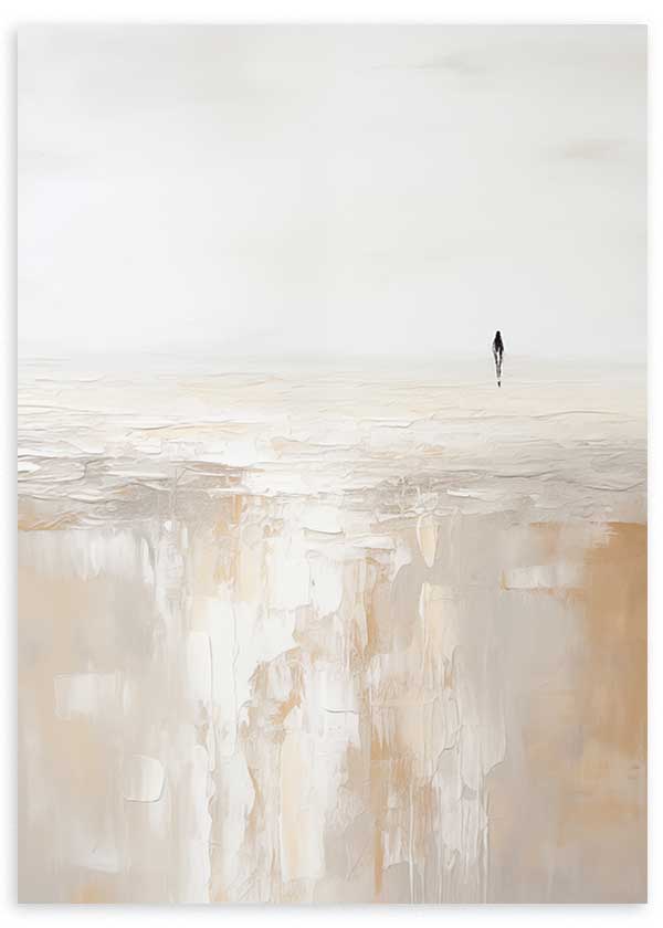 Tableau côtier minimal aux tons beige, blanc cassé et sable, avec silhouette solitaire marchant au bord de l’eau dans un style abstrait et épuré. Disponible sur kudeko.com