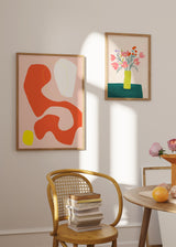 Cuadro con formas orgánicas abstractas en rojo anaranjado, blanco y amarillo sobre fondo rosa suave, con líneas curvas finas y estilo abstracto. Disponible en kudeko.com