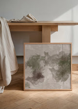 Quadratisches Wandbild mit ätherischen abstrakten Formen in Olivgrün, Taupegrau und hellem Beige, organische Komposition im abstrakten Stil mit überlagerten Flächen auf hellem Grund. Erhältlich auf kudeko.com