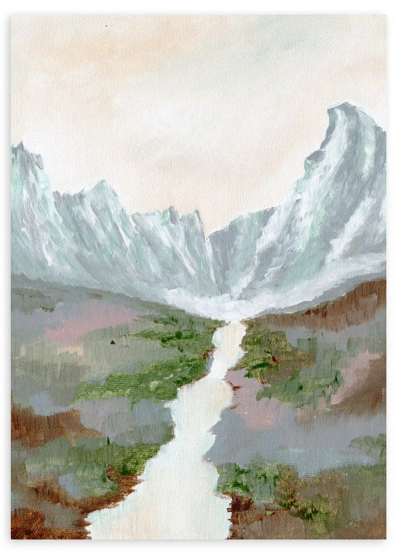 Cuadro de montañas nevadas con río central, valle en tonos azul grisáceo, verde musgo, beige y marrón, de estilo naturaleza y paisajes. Disponible en kudeko.com