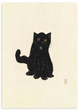 Cuadro de gato negro sentado con ojos ámbar, fondo beige claro y composición sencilla, de estilo animales. Disponible en kudeko.com
