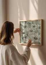 Tableau carré avec grandes marguerites blanches sur fond vert olive et gris clair, cœurs foncés et composition florale douce de style naturel. Disponible sur kudeko.com
