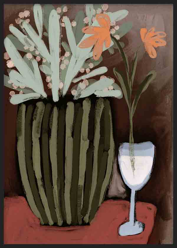 Wandbild mit geriffelter olivgrüner Vase, hellgrünen Zweigen, kleinen rosa Blüten, zwei orangefarbenen Blumen, weißem Glas, braunem Hintergrund und floralem Stil. Erhältlich auf kudeko.com