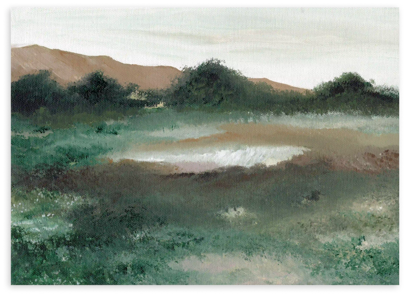 Tableau horizontal de prairie ouverte avec arbustes sombres, collines aux tons terre, ciel clair, nuances de vert gris et style nature et paysage apaisant. Disponible sur kudeko.com