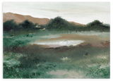 Horizontales Wandbild einer offenen Wiese mit dunklen Sträuchern, Hügeln in Erdtönen, hellem Himmel, graugrünen Nuancen und ruhigem Natur- und Landschaftsstil. Erhältlich auf kudeko.com