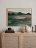 Horizontales Wandbild einer offenen Wiese mit dunklen Sträuchern, Hügeln in Erdtönen, hellem Himmel, graugrünen Nuancen und ruhigem Natur- und Landschaftsstil. Erhältlich auf kudeko.com