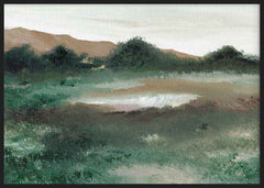 Quadro horizontal de pradaria aberta com arbustos escuros, colinas em tons terra, céu claro, verdes acinzentados e estilo de natureza e paisagem serena. Disponível em kudeko.com