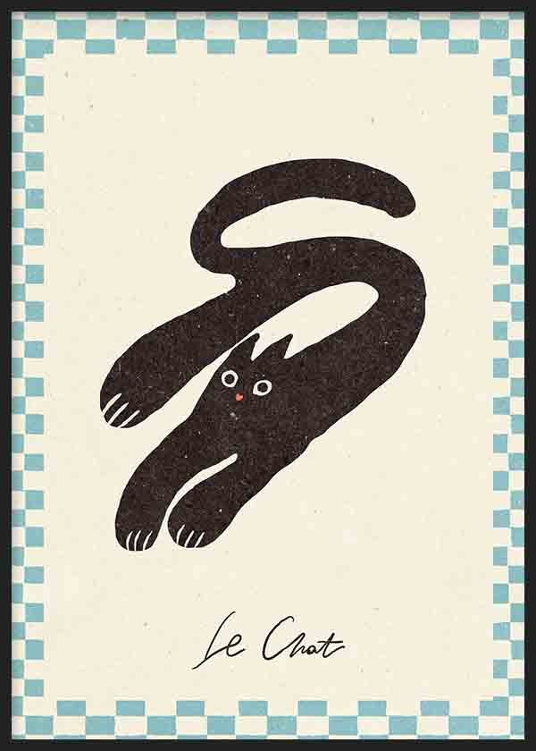 Quadro com gato preto estilizado sobre fundo creme, rebordo axadrezado azul claro, detalhes faciais brancos e rosa, estilo vintage e composição decorativa emoldurada. Disponível em kudeko.com