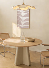 Tableau encadré avec grande feuille stylisée en segments organiques beige rosé sur fond blanc, composition épurée, palette douce et style minimaliste nordique. Disponible sur kudeko.com