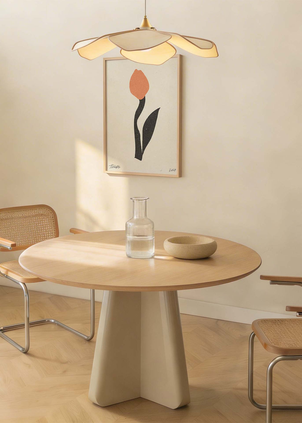 Cuadro con tulipán estilizado en color naranja suave, tallo y hoja negros sobre fondo beige, composición limpia de estilo minimalista. Disponible en kudeko.com