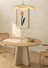 Cuadro con tulipán estilizado en color naranja suave, tallo y hoja negros sobre fondo beige, composición limpia de estilo minimalista. Disponible en kudeko.com