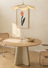 Cuadro con tulipán estilizado en color naranja suave, tallo y hoja negros sobre fondo beige, composición limpia de estilo minimalista. Disponible en kudeko.com