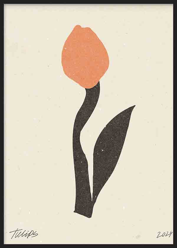 Gerahmtes Wandbild mit stilisierter Tulpe in sanftem Orange, schwarzem Stiel und Blatt auf beigem Strukturhintergrund, klare Komposition im minimalistischen und zeitgemäßen Stil. Erhältlich auf kudeko.com