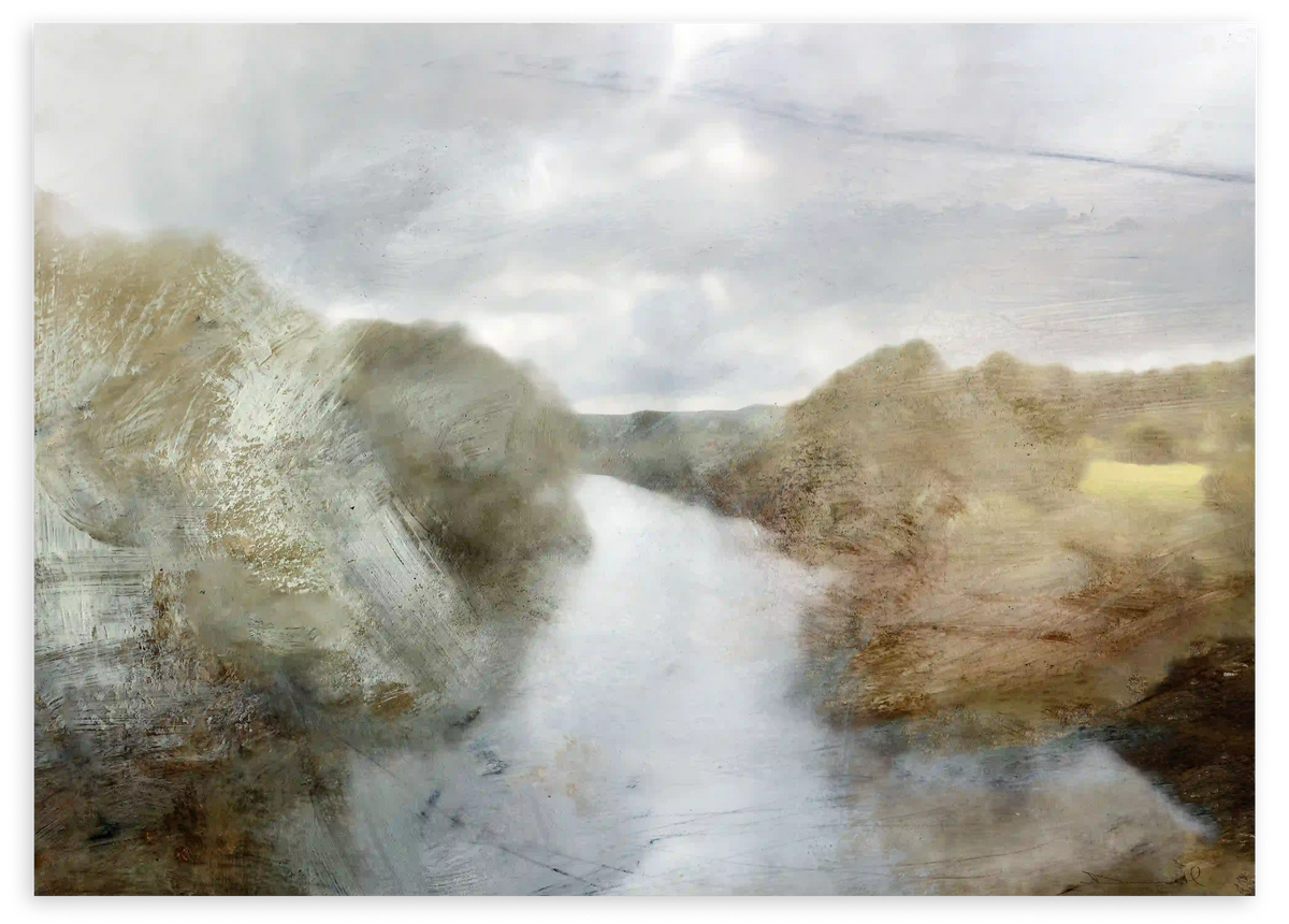 Tableau horizontal représentant un paysage de rivière entre arbres estompés et collines douces, en beige, brun, gris et blanc, dans un style nature et paysage apaisant. Disponible sur kudeko.com