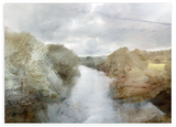 Horizontales Wandbild mit Flusslandschaft zwischen verschwommenen Bäumen und sanften Hügeln in Beige, Braun, Grau und Weiß, im Natur- und Landschaftsstil gestaltet. Erhältlich auf kudeko.com