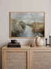 Horizontales Wandbild mit Flusslandschaft zwischen verschwommenen Bäumen und sanften Hügeln in Beige, Braun, Grau und Weiß, im Natur- und Landschaftsstil gestaltet. Erhältlich auf kudeko.com