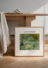 Tableau carré de rive au printemps avec arbres, eau calme, végétation abondante, tons verts, blancs et bleutés, dans un style nature et paysage apaisant. Disponible sur kudeko.com