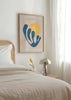 Quadro com forma orgânica azul de contornos curvos, grande círculo amarelo, fundo bege suave e composição abstrata de estilo contemporâneo. Disponível em kudeko.com