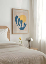 Quadro com forma orgânica azul de contornos curvos, grande círculo amarelo, fundo bege suave e composição abstrata de estilo contemporâneo. Disponível em kudeko.com