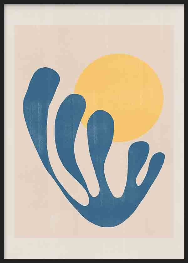 Quadro com forma orgânica azul de contornos curvos, grande círculo amarelo, fundo bege suave e composição abstrata de estilo contemporâneo. Disponível em kudeko.com