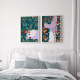Cuadro ilustrado colorido con mujer descansando en banco lila rodeada de flores silvestres multicolor, obra de Bea Muller, kudeko.com
