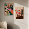 Cuadro ilustrado colorido con ramo de flores en jarrón y cuadro abstracto al fondo, obra de Bea Muller, kudeko.com
