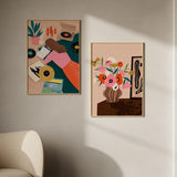 Cuadro ilustrado colorido con ramo de flores en jarrón y cuadro abstracto al fondo, obra de Bea Muller, kudeko.com
